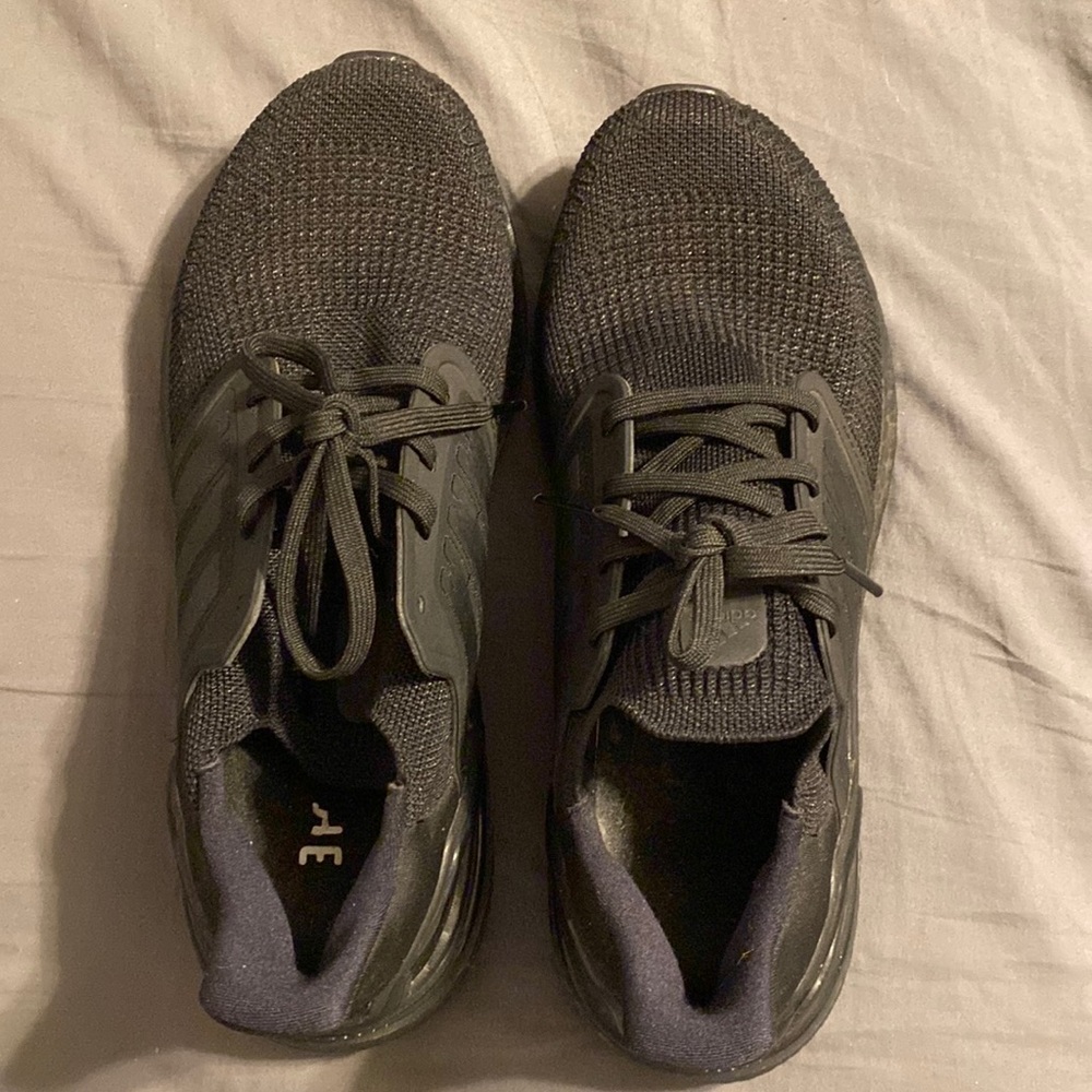 Like new solid black women’s tennis shoes